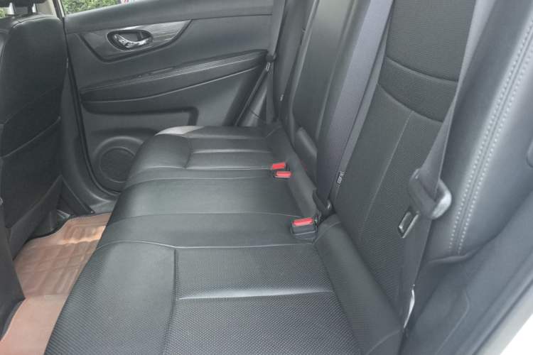 Used Nissan X-Trail 2015 2.5L CVT Leading MAX Edition 4WD Left Rear Seat