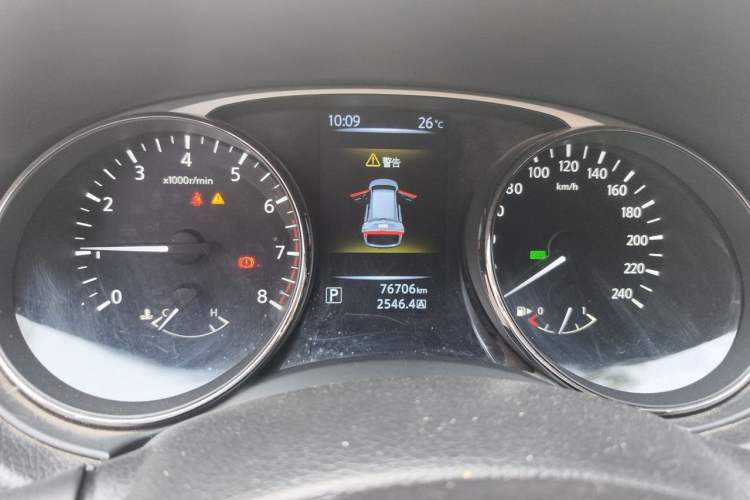 Used Nissan X-Trail 2015 2.0L CVT Comfort MAX Edition 2WD Odometer Close Up