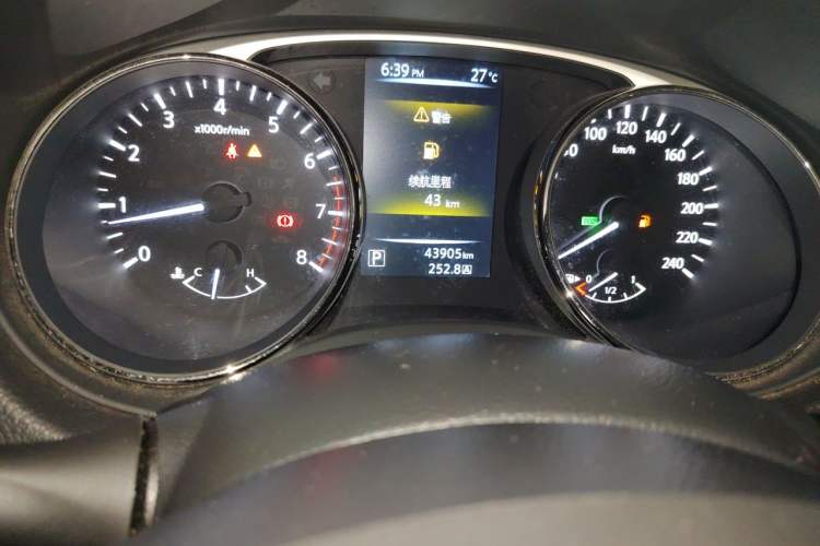 Used Nissan X-Trail 2015 2.0L CVT Comfort MAX Edition 2WD Odometer Close Up