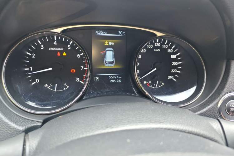 Used Nissan X-Trail 2015 2.0L CVT Comfort MAX Edition 2WD Odometer Close Up