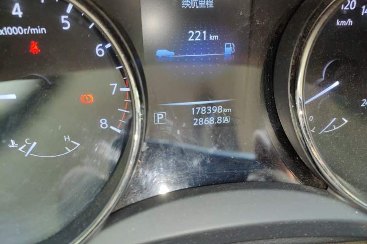 Used Nissan X-Trail 2015 2.0L CVT Comfort MAX Edition 2WD Odometer Close Up