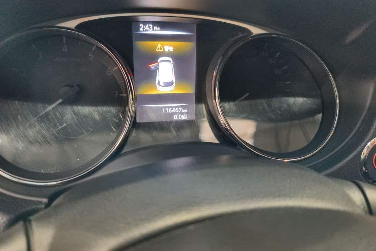 Used Nissan X-Trail 2015 2.0L CVT Comfort MAX Edition 2WD Odometer Close Up