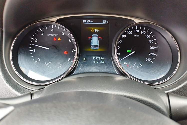 Used Nissan X-Trail 2015 2.0L CVT Comfort MAX Edition 2WD Odometer Close Up