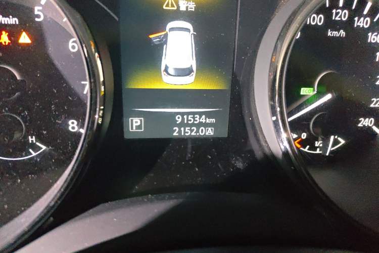 Used Nissan X-Trail 2015 2.0L CVT Comfort MAX Edition 2WD Odometer Close Up