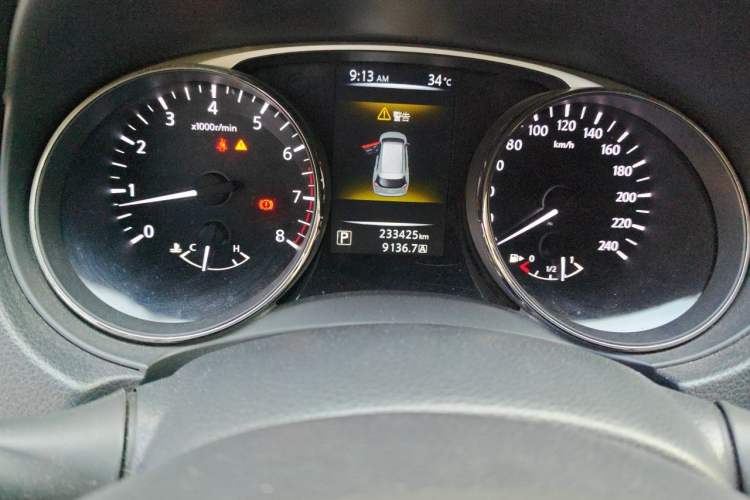 Used Nissan X-Trail 2015 2.0L CVT Comfort MAX Edition 2WD Odometer Close Up