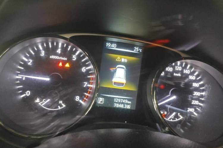 Used Nissan X-Trail 2015 2.0L CVT Comfort MAX Edition 2WD Odometer Close Up