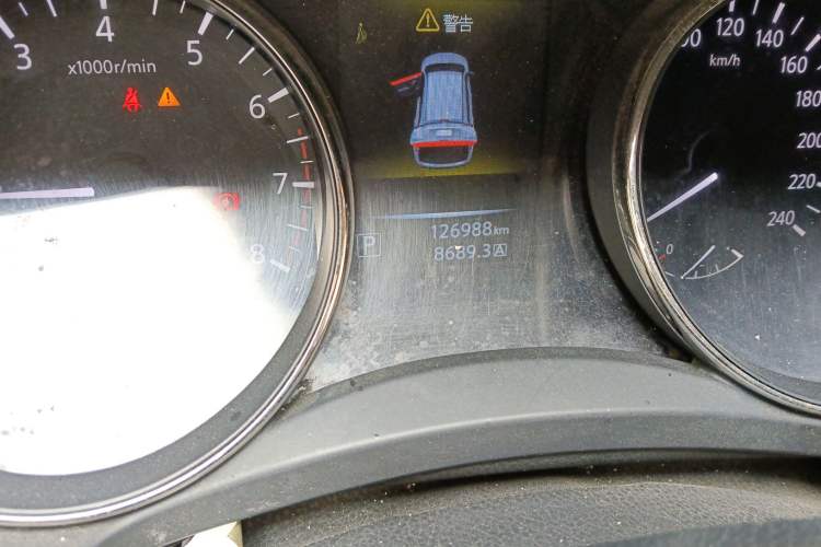 Used Nissan X-Trail 2015 2.0L CVT Comfort MAX Edition 2WD Odometer Close Up