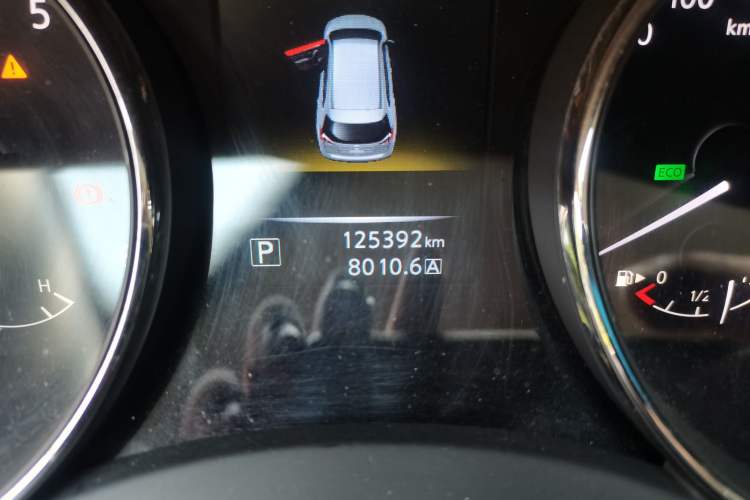 Used Nissan X-Trail 2015 2.5L CVT Leading MAX Edition 4WD Odometer Close Up