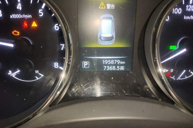 Used Nissan X-Trail 2015 2.0L CVT Comfort MAX Edition 2WD Odometer Close Up