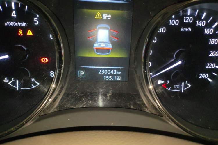 Used Nissan X-Trail 2015 2.0L CVT Comfort MAX Edition 2WD Odometer Close Up