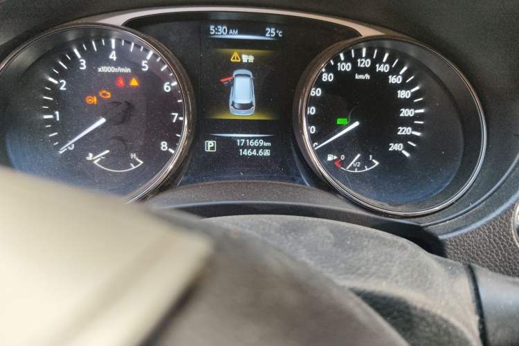 Used Nissan X-Trail 2015 2.0L CVT Comfort MAX Edition 2WD Odometer Close Up
