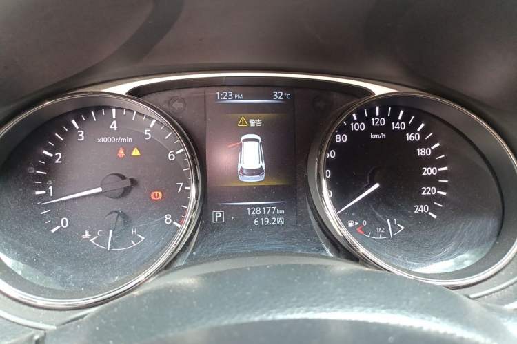 Used Nissan X-Trail 2015 2.5L CVT Leading MAX Edition 4WD Odometer Close Up