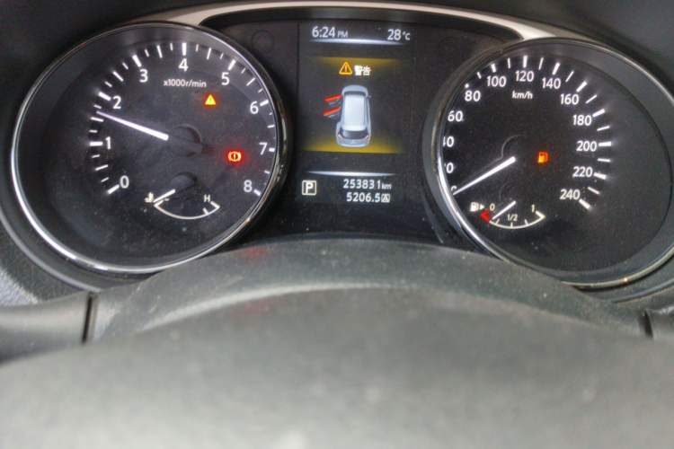 Used Nissan X-Trail 2015 2.0L CVT Comfort MAX Edition 2WD Odometer Close Up