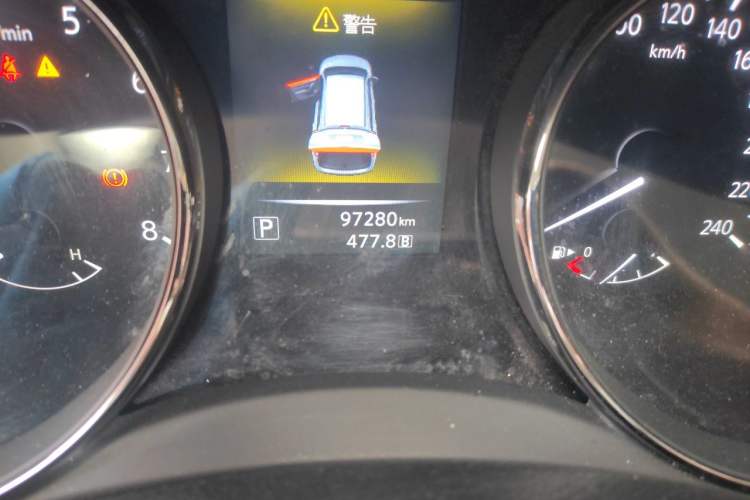 Used Nissan X-Trail 2015 2.5L CVT Leading MAX Edition 4WD Odometer Close Up