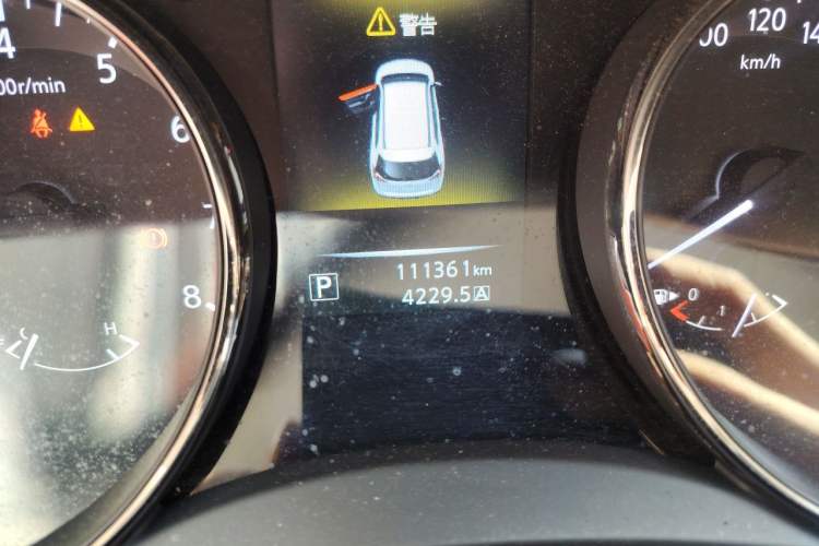 Used Nissan X-Trail 2015 2.0L CVT Comfort MAX Edition 2WD Odometer Close Up
