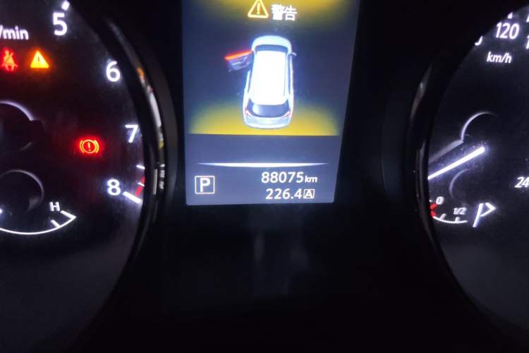 Used Nissan X-Trail 2015 2.0L CVT Comfort MAX Edition 2WD Odometer Close Up