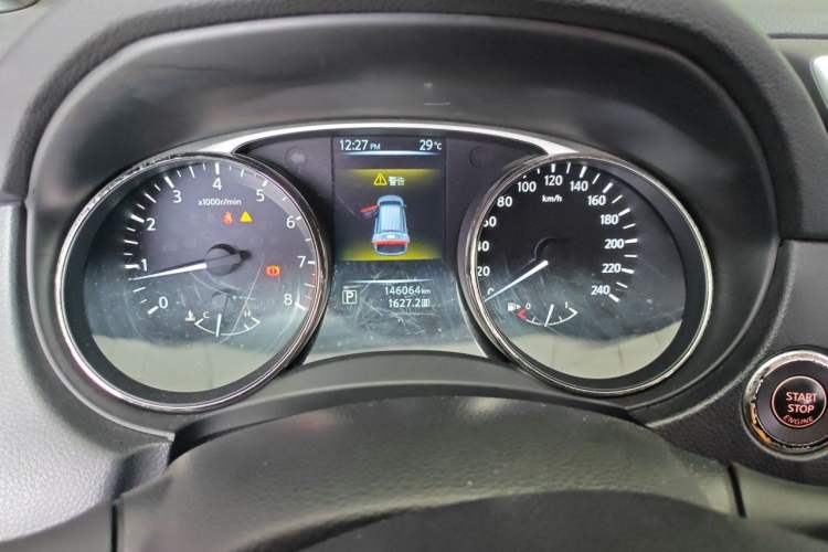 Used Nissan X-Trail 2015 2.0L CVT Comfort MAX Edition 2WD Odometer Close Up