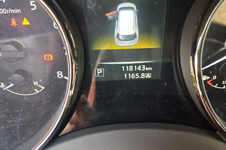 Used Nissan X-Trail 2015 2.0L CVT Comfort MAX Edition 2WD Odometer Close Up