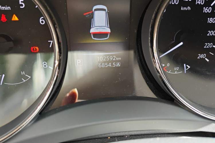Used Nissan X-Trail 2015 2.0L CVT Comfort MAX Edition 2WD Odometer Close Up