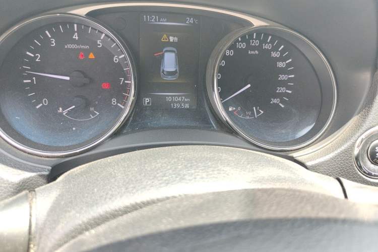 Used Nissan X-Trail 2015 2.0L CVT Comfort MAX Edition 2WD Odometer Close Up