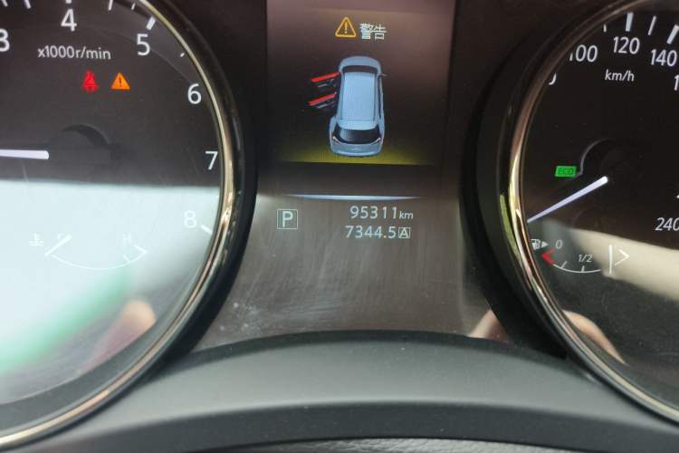 Used Nissan X-Trail 2015 2.0L CVT Comfort MAX Edition 2WD Odometer Close Up