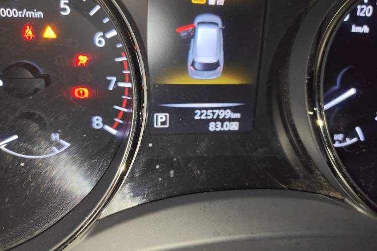 Used Nissan X-Trail 2015 2.0L CVT Comfort MAX Edition 2WD Odometer Close Up