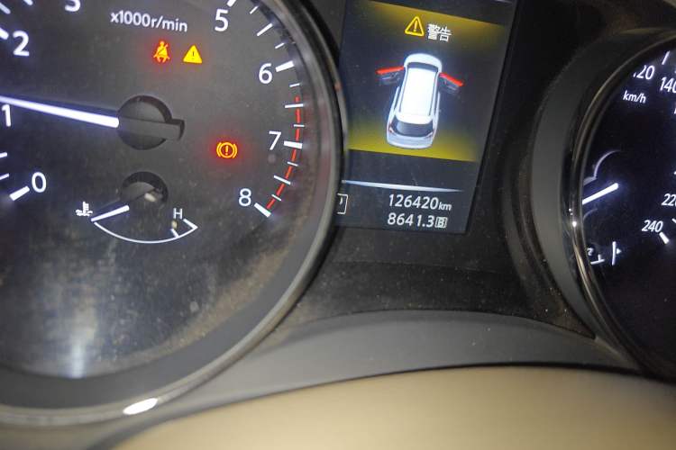 Used Nissan X-Trail 2015 2.0L CVT Comfort MAX Edition 2WD Odometer Close Up