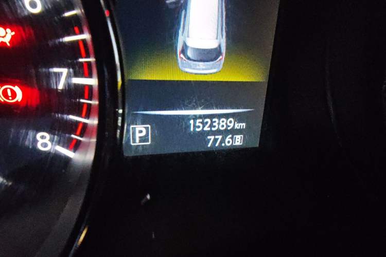 Used Nissan X-Trail 2015 2.0L CVT Comfort MAX Edition 2WD Odometer Close Up