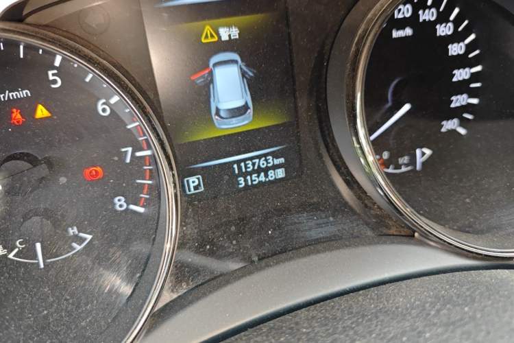 Used Nissan X-Trail 2015 2.0L CVT Comfort MAX Edition 2WD Odometer Close Up
