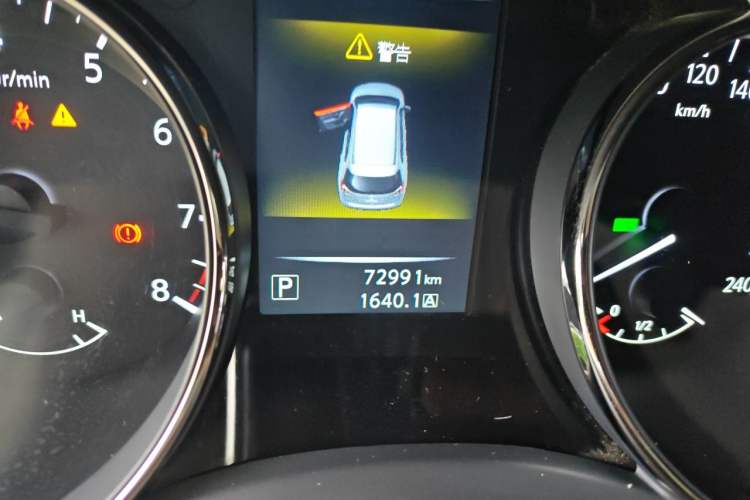 Used Nissan X-Trail 2015 2.0L CVT Comfort MAX Edition 2WD Odometer Close Up