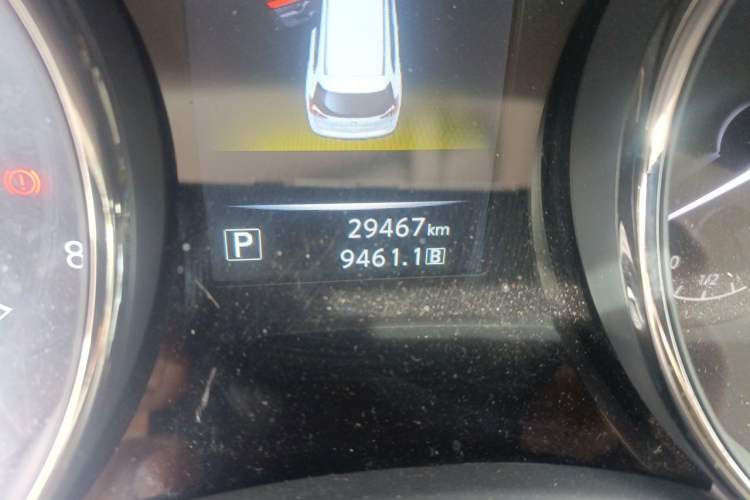Used Nissan X-Trail 2015 2.0L CVT Comfort MAX Edition 2WD Odometer Close Up