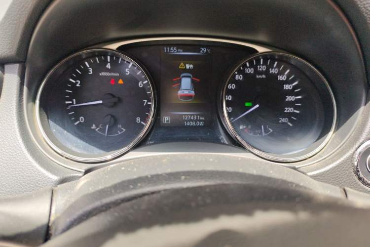 Used Nissan X-Trail 2015 2.0L CVT Comfort MAX Edition 2WD Odometer Close Up