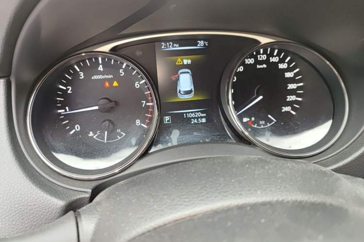 Used Nissan X-Trail 2015 2.0L CVT Comfort MAX Edition 2WD Odometer Close Up
