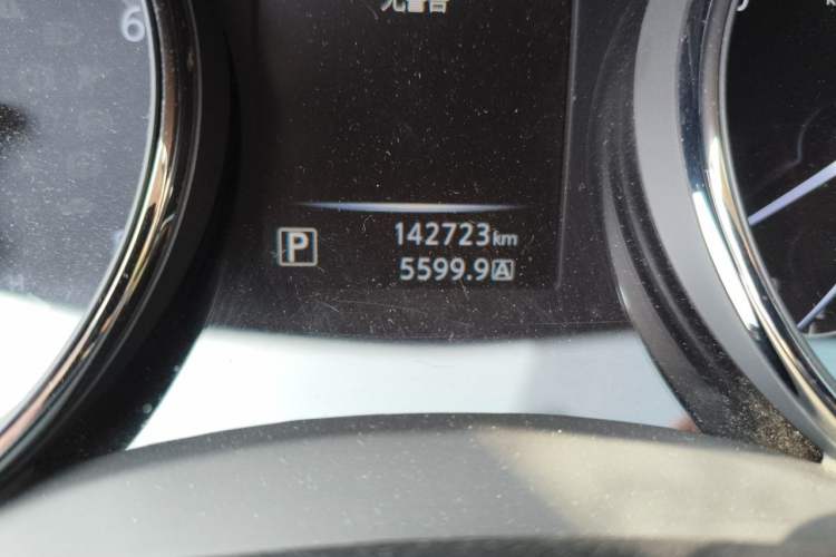 Used Nissan X-Trail 2015 2.0L CVT Comfort MAX Edition 2WD Odometer Close Up