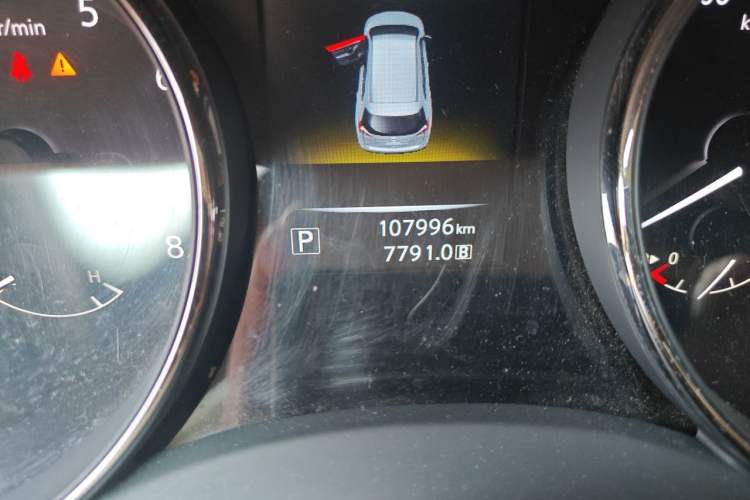 Used Nissan X-Trail 2015 2.0L CVT Comfort MAX Edition 2WD Odometer Close Up