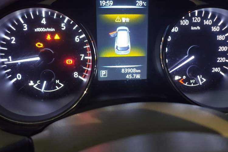 Used Nissan X-Trail 2015 2.0L CVT Comfort MAX Edition 2WD Odometer Close Up