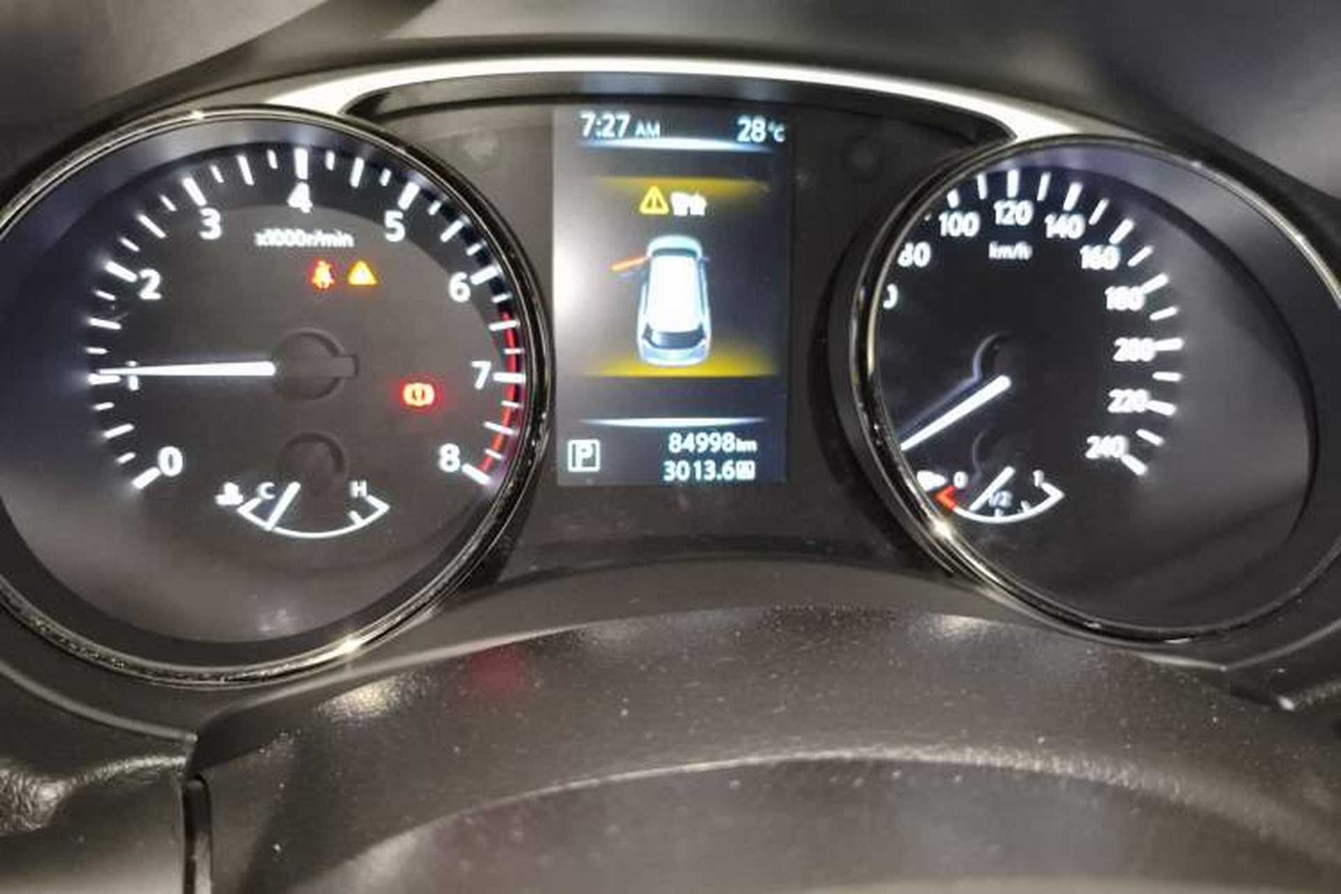 Used Nissan X-Trail 2015 2.0L CVT Comfort MAX Edition 2WD Odometer Close Up