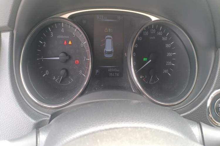 Used Nissan X-Trail 2015 2.0L CVT Comfort MAX Edition 2WD Odometer Close Up
