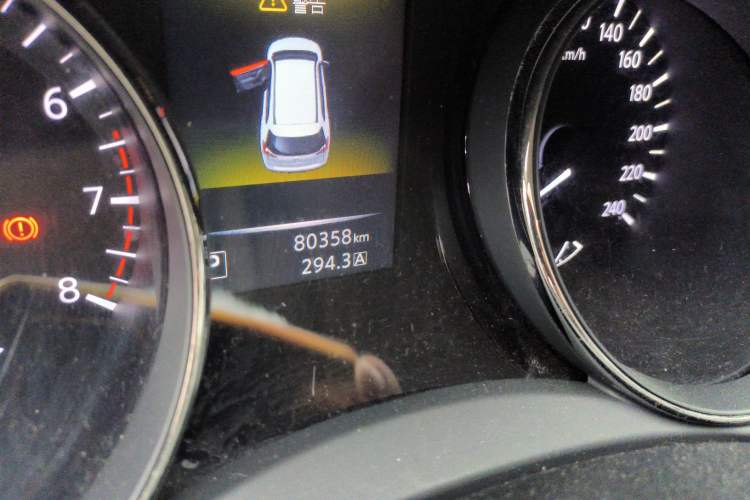 Used Nissan X-Trail 2015 2.0L CVT Comfort MAX Edition 2WD Odometer Close Up