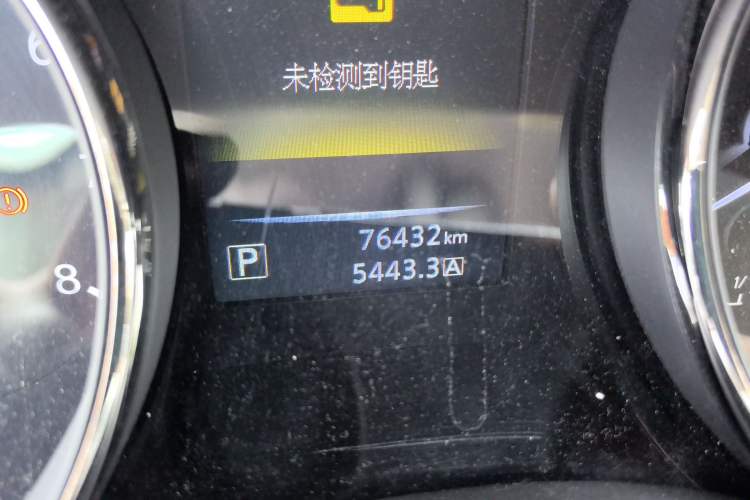 Used Nissan X-Trail 2015 2.0L CVT Comfort MAX Edition 2WD Odometer Close Up