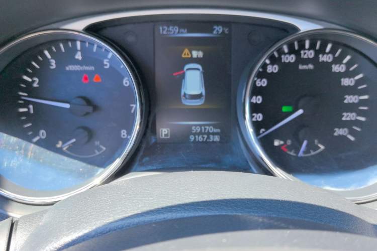 Used Nissan X-Trail 2015 2.0L CVT Comfort MAX Edition 2WD Odometer Close Up