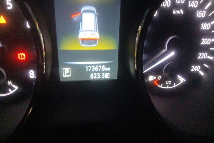 Used Nissan X-Trail 2015 2.0L CVT Comfort MAX Edition 2WD Odometer Close Up