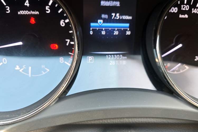 Used Nissan X-Trail 2015 2.0L CVT Comfort MAX Edition 2WD Odometer Close Up