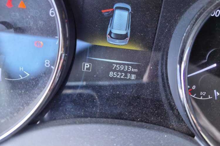 Used Nissan X-Trail 2015 2.0L CVT Comfort MAX Edition 2WD Odometer Close Up