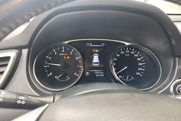 Used Nissan X-Trail 2015 2.0L CVT Comfort MAX Edition 2WD Odometer Close Up