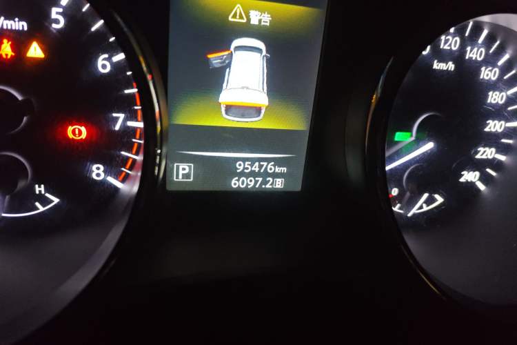 Used Nissan X-Trail 2015 2.0L CVT Comfort MAX Edition 2WD Odometer Close Up