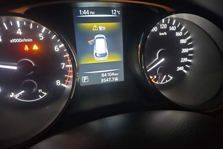Used Nissan X-Trail 2015 2.0L CVT Comfort MAX Edition 2WD Odometer Close Up