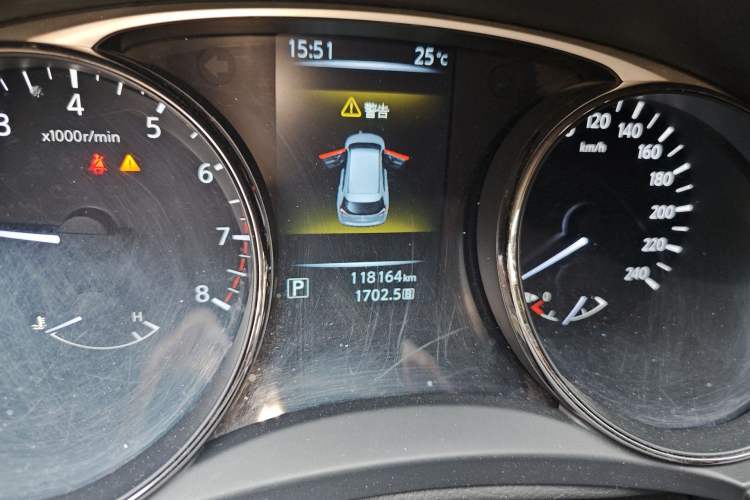 Used Nissan X-Trail 2015 2.0L CVT Comfort MAX Edition 2WD Odometer Close Up