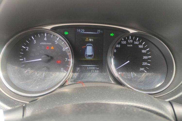 Used Nissan X-Trail 2015 2.0L CVT Comfort MAX Edition 2WD Odometer Close Up