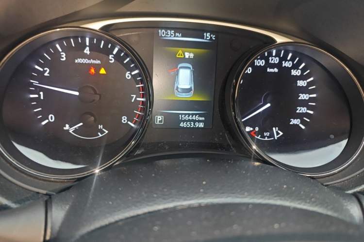 Used Nissan X-Trail 2015 2.0L CVT Comfort MAX Edition 2WD Odometer Close Up